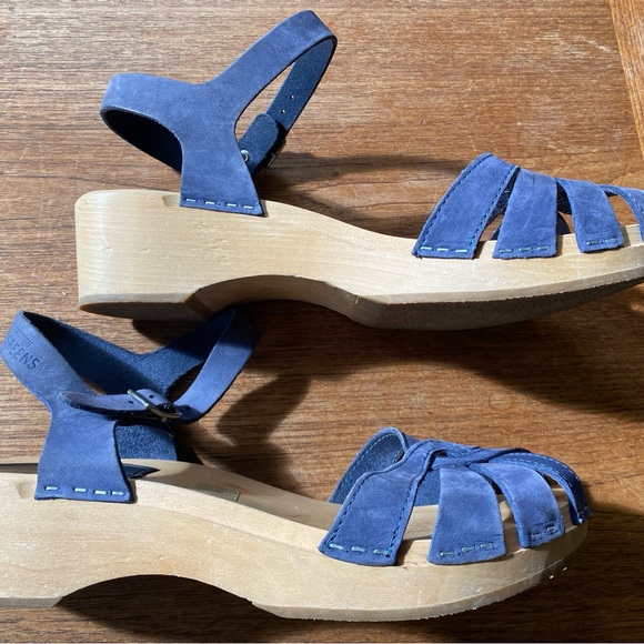 Elegant Blue Suede Sandals - Picture 7 of 10